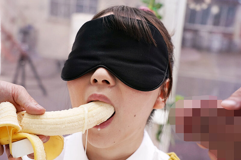 激かわ美女の目隠しバナナ疑似フェラ