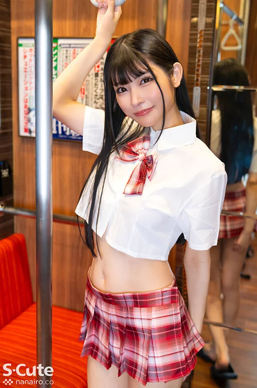 胡桃さくらの巨乳制服コスプレ